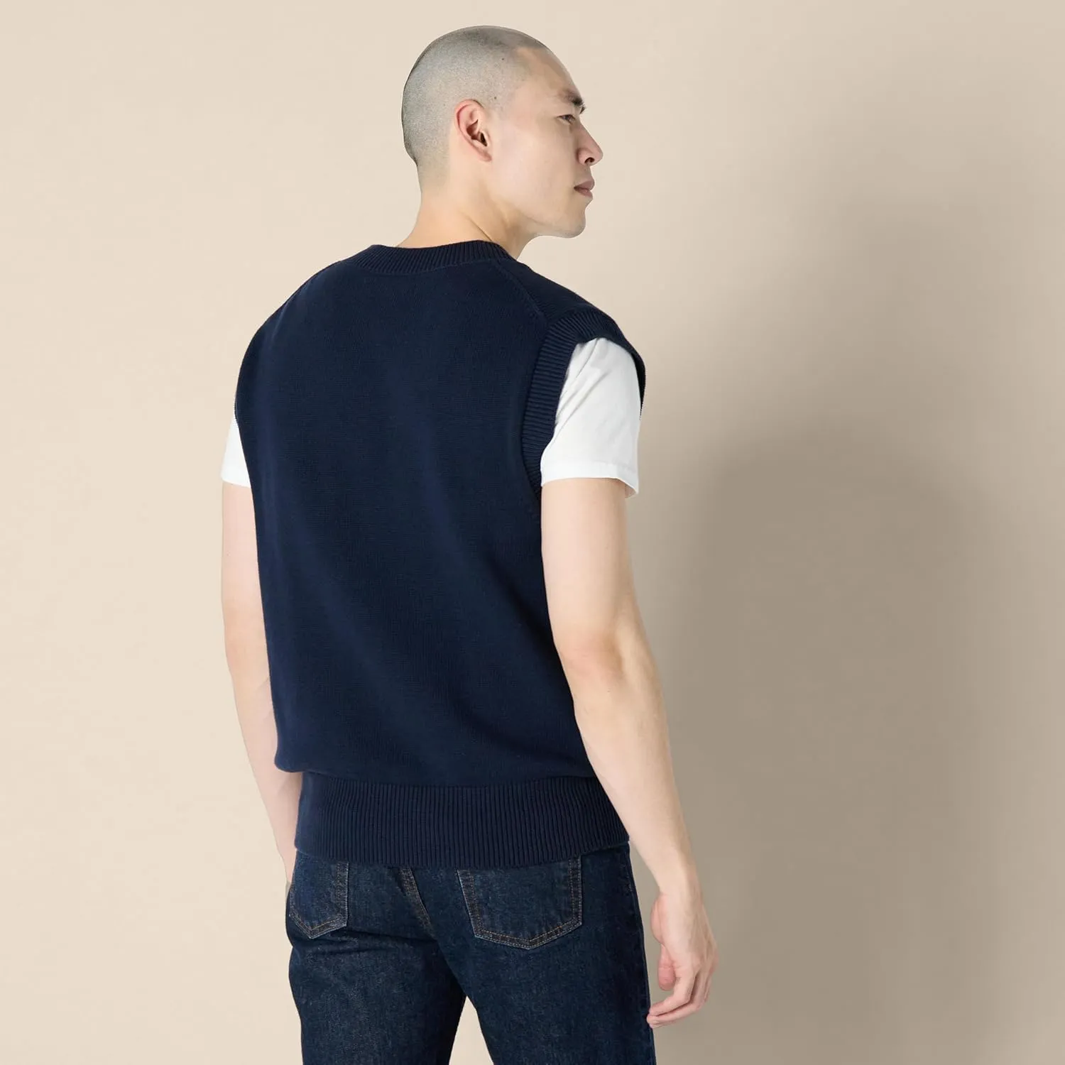 Amazon Essentials Men's Relaxed-Fit V-Neck Sweater Vest