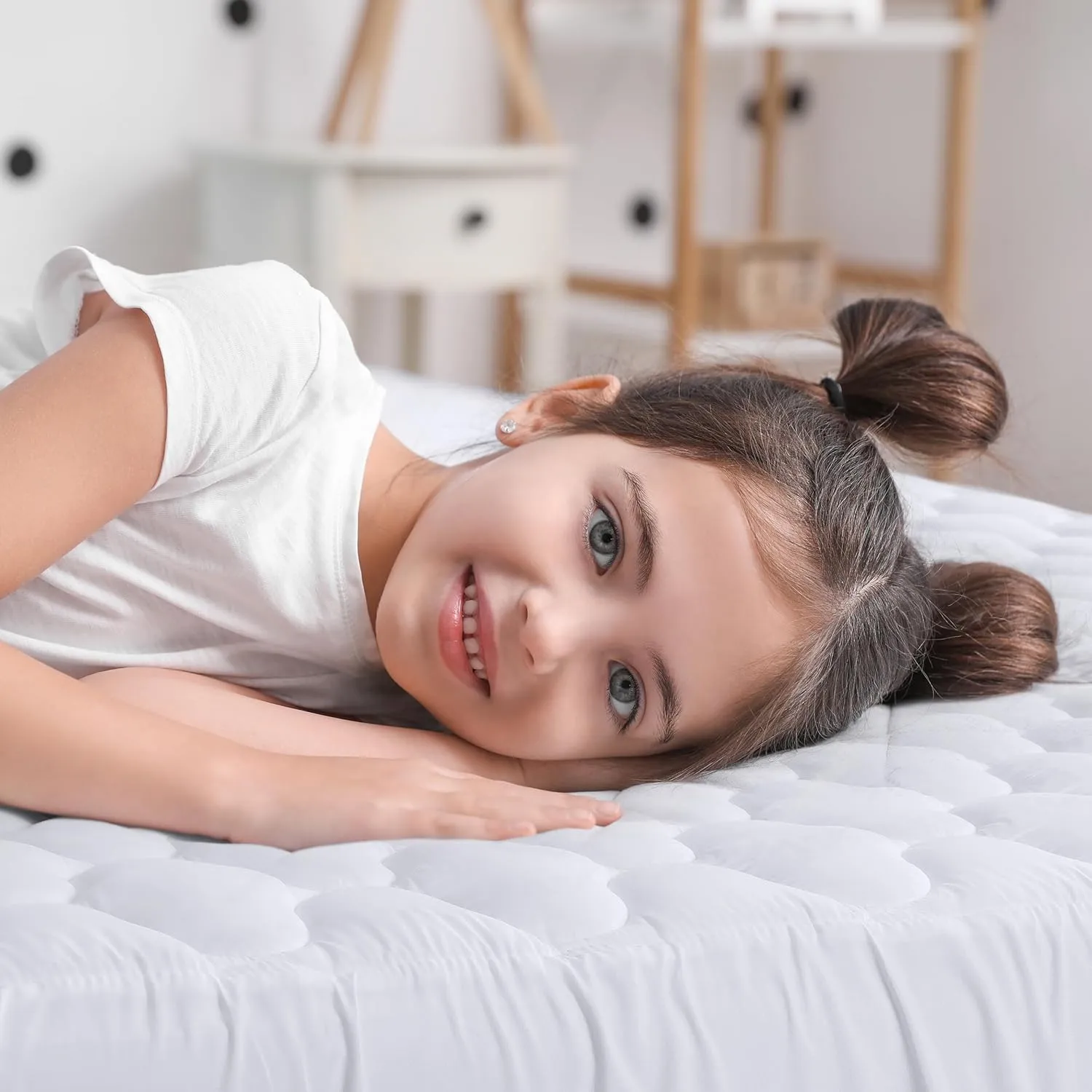 Utopia Bedding Waterproof Mattress Protector, Queen Mattress Pad, Quilted Fitted Cover Stretches up to 16 Inches Deep (White)